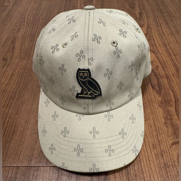 - Great condition 
- Adjustable strap
- Monogram design all over 
- Tan colour - Picture 1 of 5